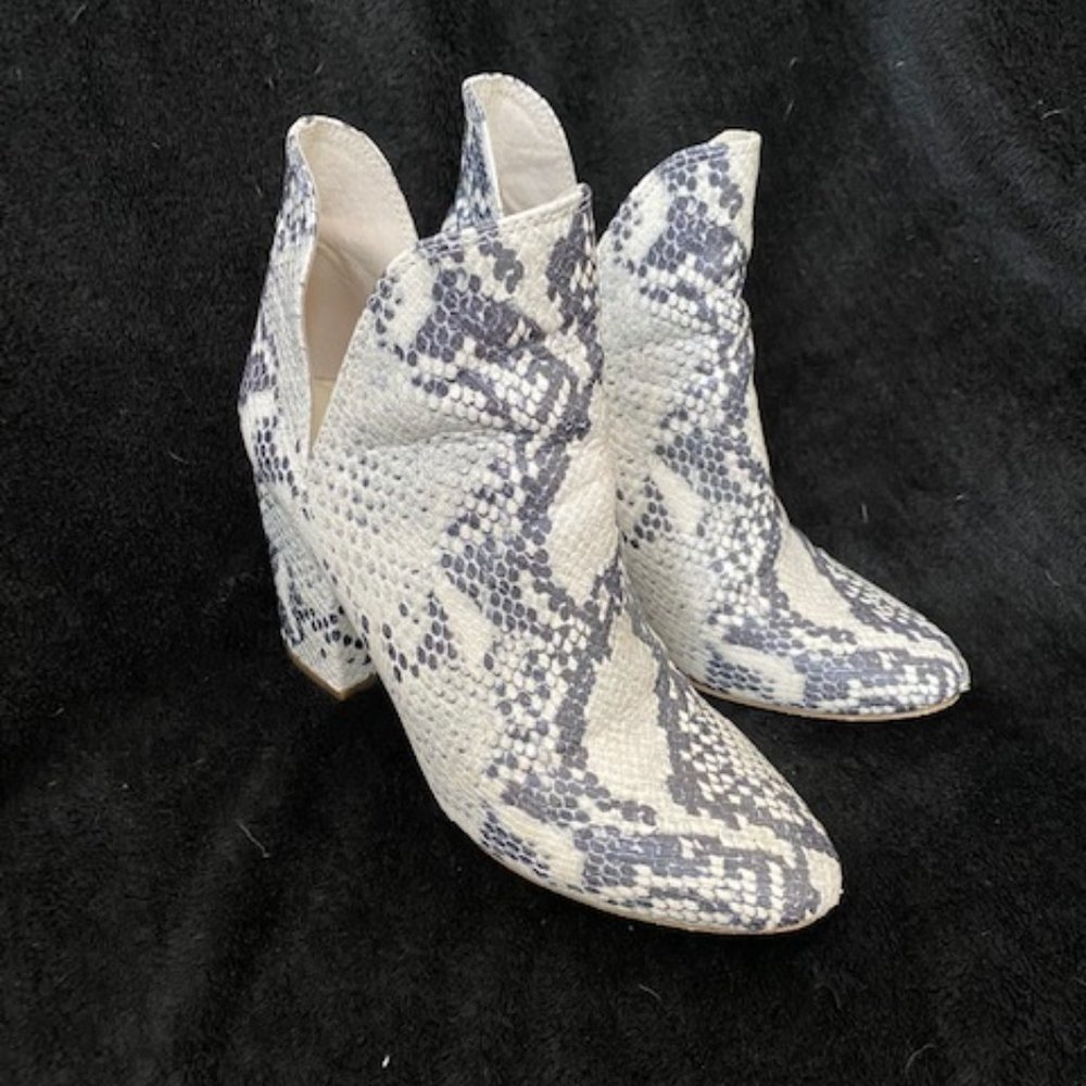 SnakeSkin Steve Madden Booties - Picture 1 of 2